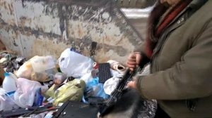 Дядя разбивает ноутбук ACER TRAVELMATE 4220 в поисках драгметаллов.