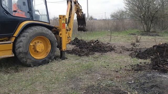 Корчевание пней. Выравниваем участок. Роем яму под септик экскаватором CAT