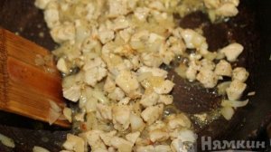 Рулет из кабачкового теста с курицей и сыром