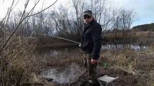 С отцом на озёрках, уклейка,весенний выезд на микроречки.Удочка 6м.леска на конце 0.14,крючёк 10.