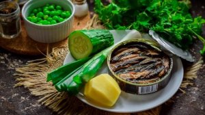 Салат из шпротов с зеленым горошком