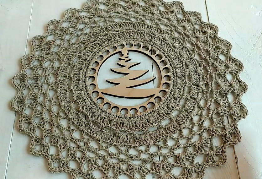 Вязание крючком: Льняная сервировочная салфетка на деревянной основе смотреть онлайн