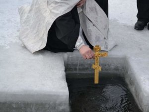 Как правильно окунаться в купель в Крещение.