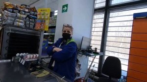 ТрЭш в "Fix Price", отобрали товар, заставляют надевать хозяйственные тряпки на рот.
