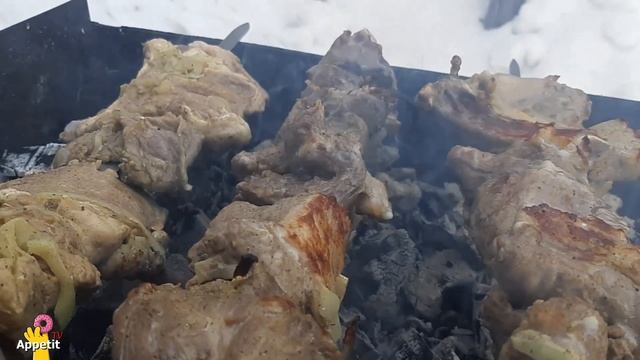 Шашлык из свинины. Готовим шашлык. На свежем воздухе. смотреть онлайн