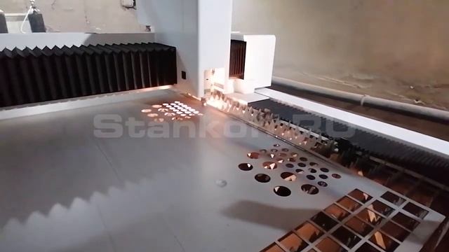 Лазерная резка металла на станке XTC-1530H/1500 Raycus при пусконаладке смотреть онлайн