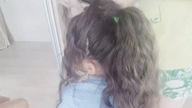 Детская прическа. Хвост с элементами плетения. смотреть онлайн