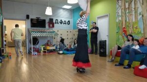 Фламенко. Гуахира - танец с веером. Выступление на семейном празднике в детском клубе Додо.