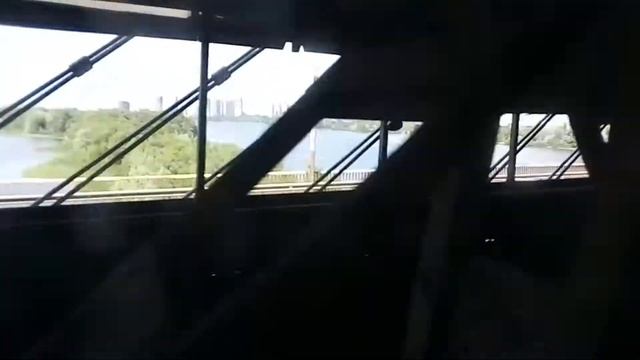 Вид на Харьковский массив и реку Днепр с вагона метро киевского метрополитена переезжая Южный мост.