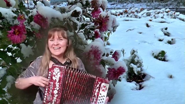 Москва златоглавая •♥♥•.¸ Поет очаровательная зажигалочка под гармонь смотреть онлайн