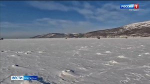 Рыбаки в бухте Нагаева перескакивали через трещины на машинах