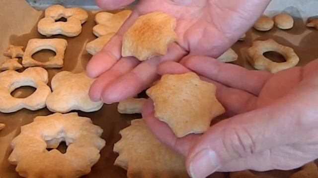 КАК ПРИГОТОВИТЬ ПЕЧЕНЬЕ ИЗ СЛОЕНОГО ТЕСТА СО СГУЩЕНКОЙ И ВЗБИТЫМИ СЛИВКАМИ