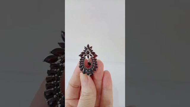 Суперская серебряная брошь с чешскими гранатами от Royal Garnets