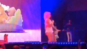 Небольшие инциденты на концертах Мелани Мартинез 🍼