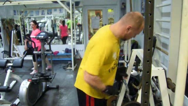 Сгибания рук со штангой хватом сверху смотреть онлайн