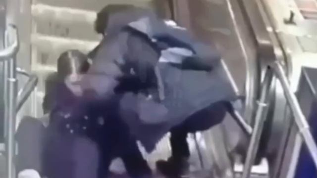 Наглядный пример, почему нельзя сидеть на эскалаторе в метро смотреть онлайн