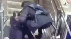 Наглядный пример, почему нельзя сидеть на эскалаторе в метро