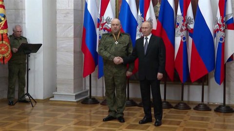 Владимир Путин в штабе СВО вручил военнослужащим боевые награды