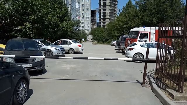 В Анапе начальник охраны жилого комплекса освобождает проезд пожарной машине
