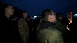 Российские военные, вернувшиеся из украинского плена, поют гимн России и делятся своими эмоциями