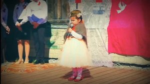 Маленькая девочка, трогательно поёт на 9-е мая