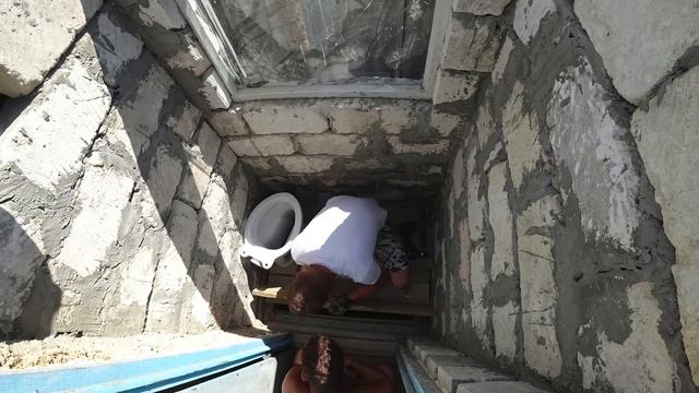 Строительство туалета в Крыму 7 Кровля крыши монтаж пола Крым 2017 Crimea construction toilet build смотреть онлайн