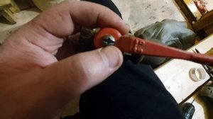 как выкрутить сломанный саморез