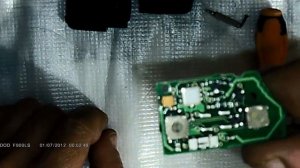 КАК ЭТО УСТРОЕНО Разбираем ключ от автомобиля VW Bora ( Замена батарейки и чистка )