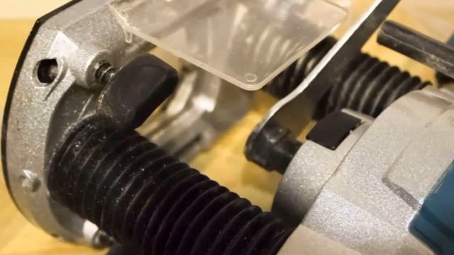 Бюджетный ручной фрезер по дереву с характеристиками профессионального инструмента BORT BOF-1080N смотреть онлайн