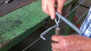 Использование натяжителя для шпалерной проволоки