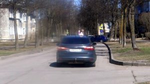 Разворот с прилегающей территории  находящейся справа