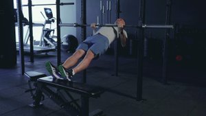 Австралийские подтягивания обратным хватом с ногами на возвышенности