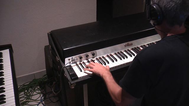 Fender Rhodes Suitcase with vibrato and without vibrato (Part 2) смотреть онлайн