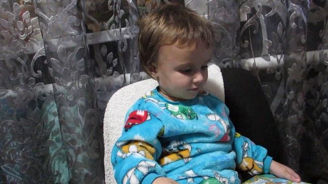 маленький ребенок читает стих,дети разговаривают,прикол) смотреть онлайн