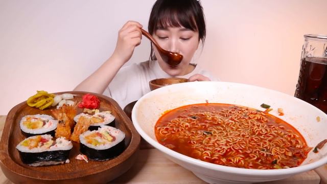 🔥한정판🔥매운 킹뚜껑라면X3 참치연어대왕김밥🍣🍙 12,000 Scoville Spicy Ramyoen and Tuna Salmon Gimbap MUKBANG смотреть онлайн