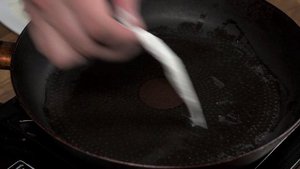 Как пожарить мойву на сковороде ???