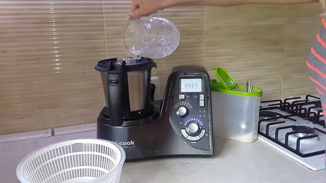 Рецепт: Освежающий летний напиток из петрушки и лимона смотреть онлайн