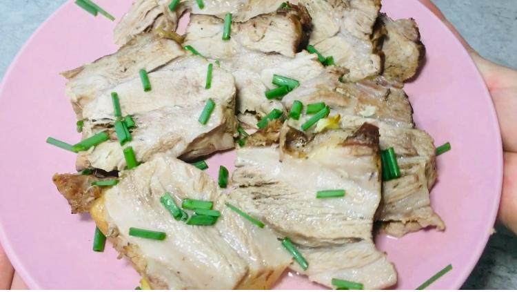 Свинина в собственном соку, приготовленная в духовке, - нежнейшее мясо на ужин или на праздник