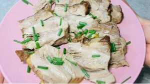 Свинина в собственном соку, приготовленная в духовке, - нежнейшее мясо на ужин или на праздник