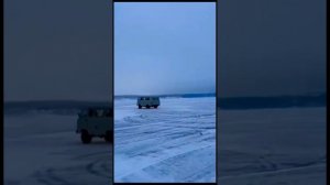 Уазик «Буханка» на скорости пролетела через трещину на Байкале. #якутия #shots #