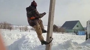 Как залезть на бетонный столб ЛЭП ))