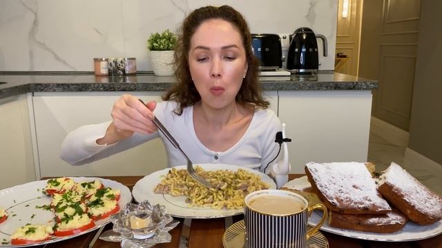 Кто не работает, тот ест | макароны по-флотски | творожный кекс | Мукбанг смотреть онлайн