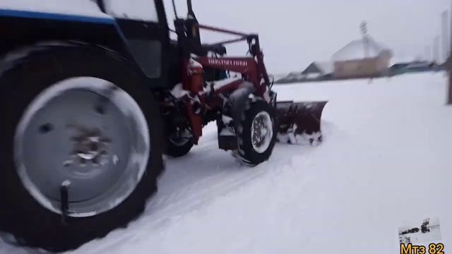 Наконец то снег! Чистка снега трактором Мтз 82 смотреть онлайн