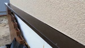 Фасад. Выступающая цокольная часть и отлив без уклона ;(