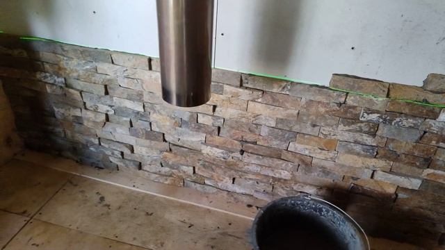 10.06.2023г. Кладка стены за камином из дикого природного камня смотреть онлайн