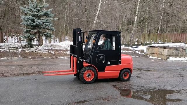 Вилочный погрузчик грузоподъемностью с Японским ДВС и зимней отапливаемой кабиной.
