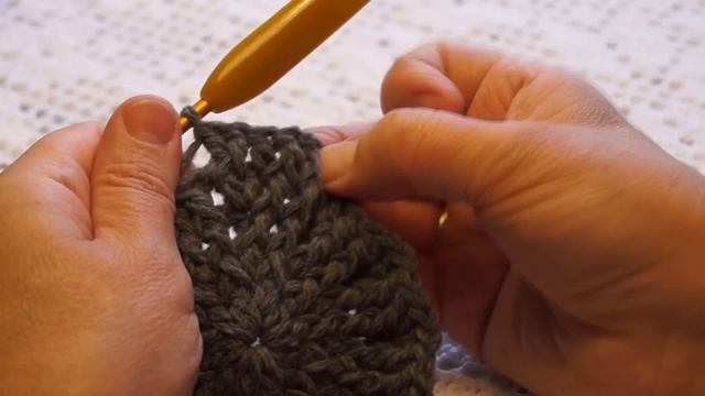 Мужская шапка рельефными столбиками.Men's crocheted hat (Шапка #80) смотреть онлайн