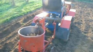 Посадка картошки самодельной сажалкой