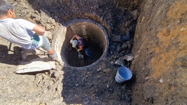 Ремонт канализационного колодца! Замена советского наследия! смотреть онлайн