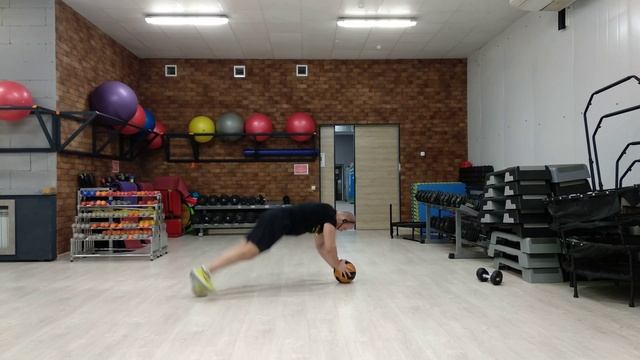 Тройные прыжки в планке на мяче. смотреть онлайн